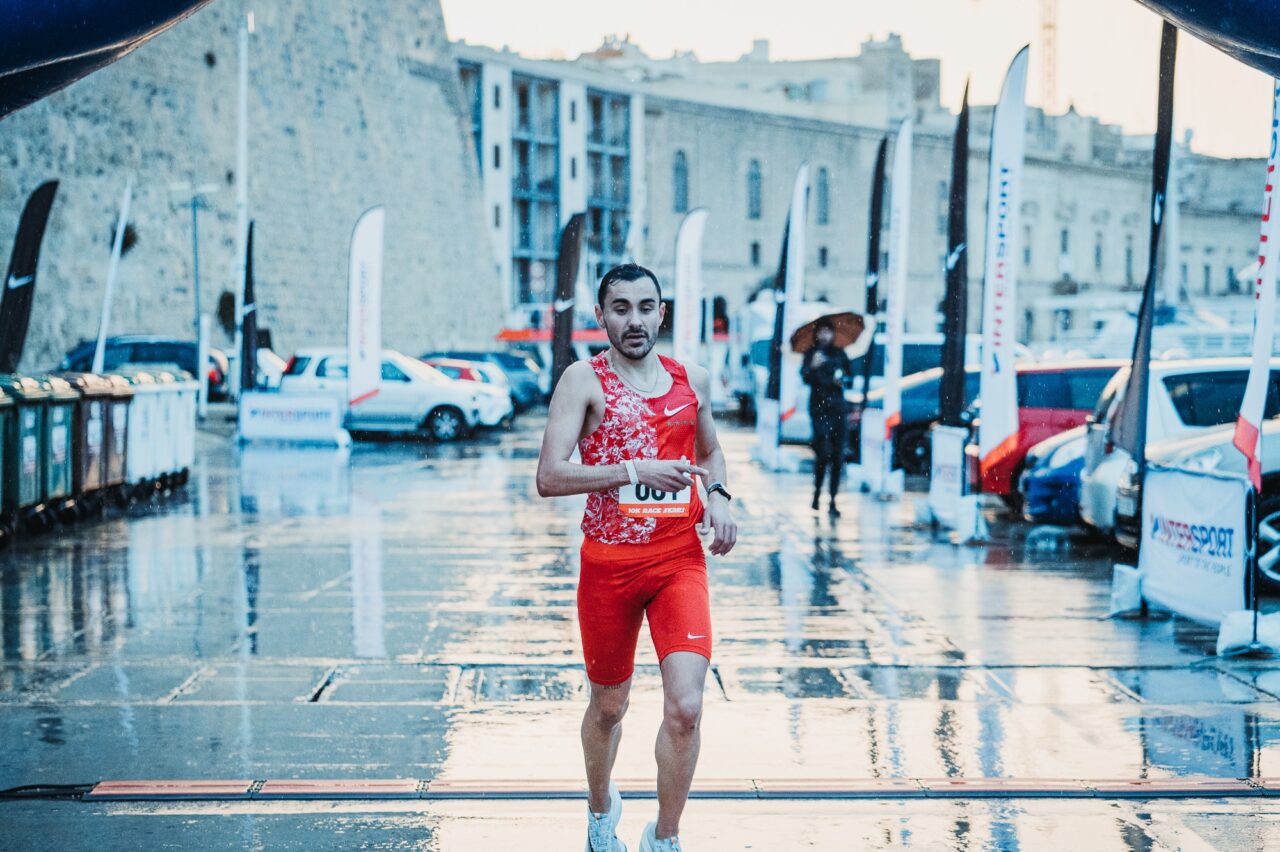 A runner on the wet Three Cities waterfront course
